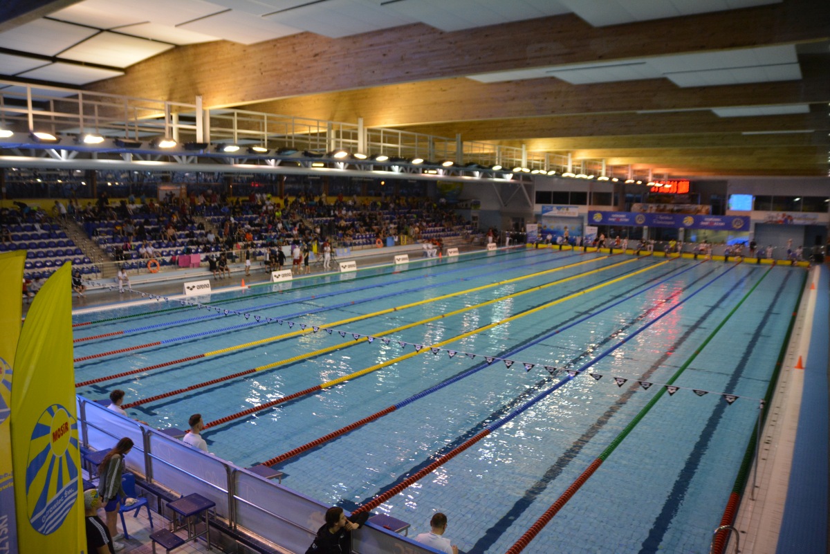 Pływalnia Rawszczyzna - widok na zawody rozgrywane na basenie 50-metrowym