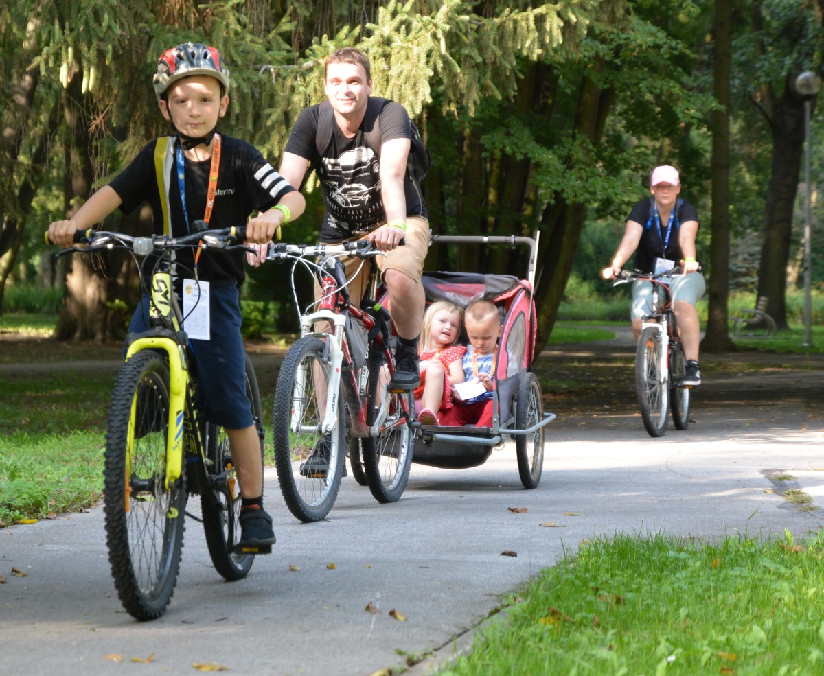 Pięcioosobowa rodzina w trakcie przejazdu przez miasteczko rowerowe.