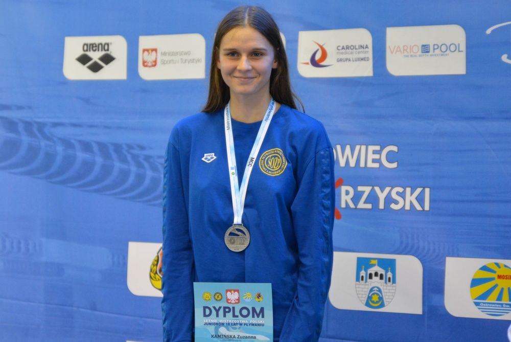 Zuzanna Kamińska (KSZO) na podium ze srebrnym medalem