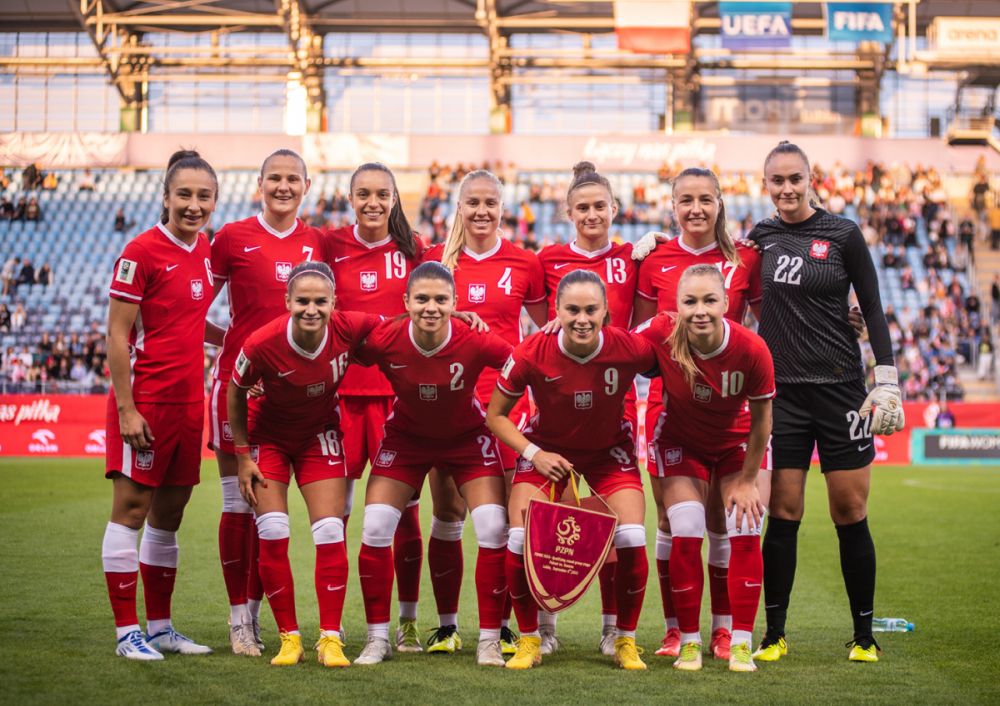 Jedenastka reprezentacji Polski kobiet pozuje do zdjęcia na stadionie przed meczem.
