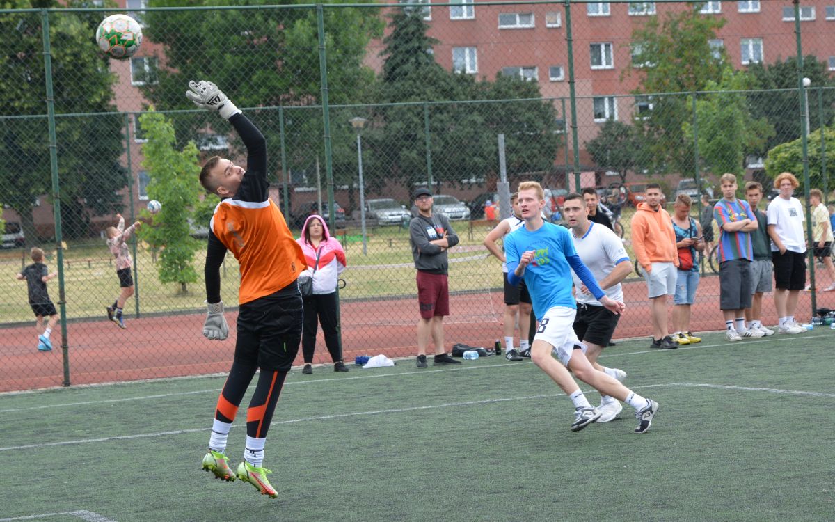 Fragment meczu na Orliku. Jeden z zawodników efektownym lobem nad bramkarzem zdobywa gola.
