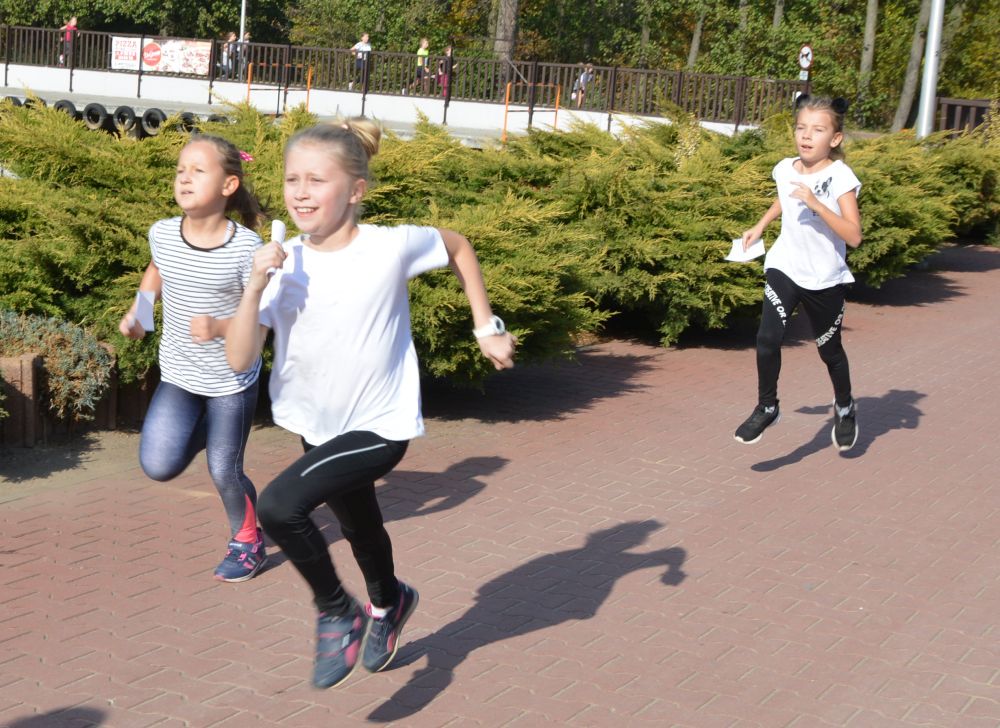 Trzy dziewczynki podczas finiszowych metrów swojego biegu