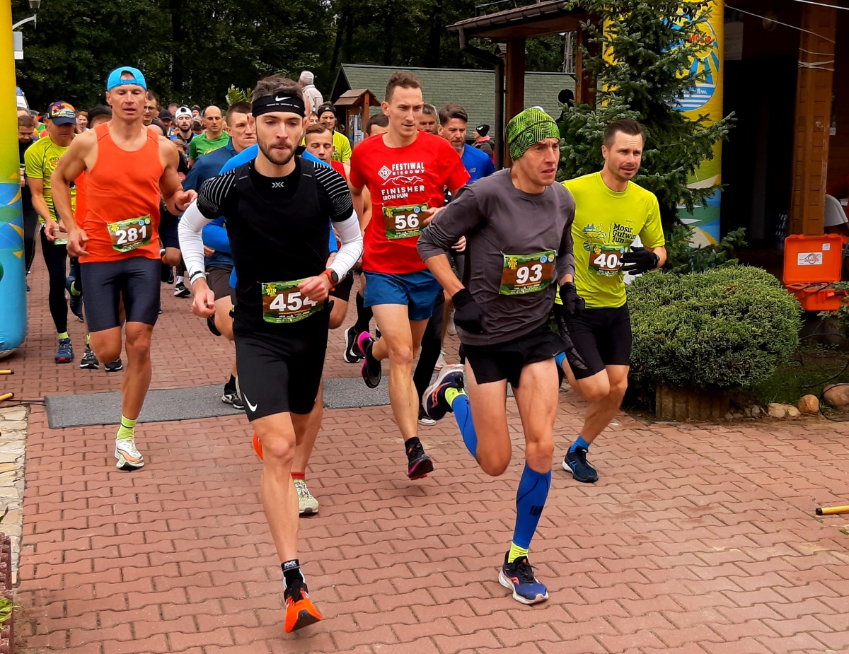 Start do biegu na 5 kilometrów, na czele dwóch faworytów - Sylwester Lepiarz i Rafał Gontarczyk.