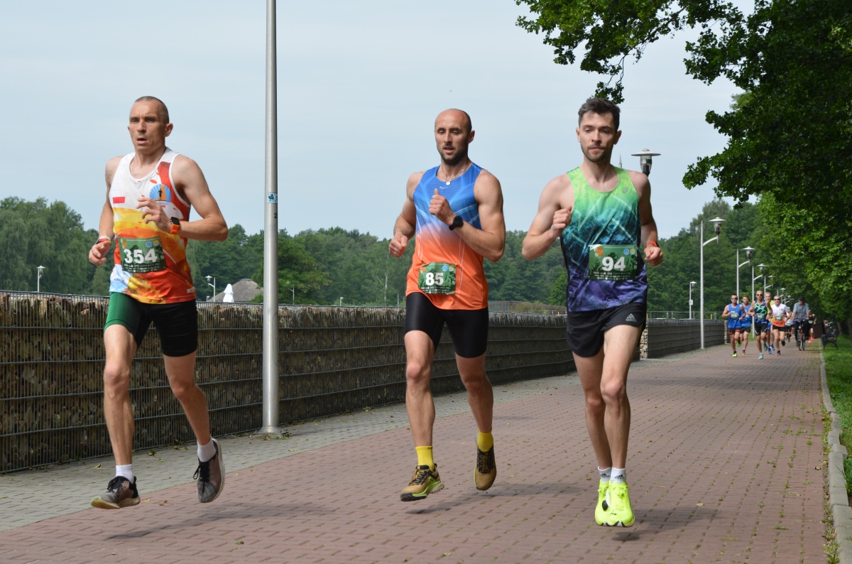 Trójka najmocniejszych zawodników na dystansie 10 kilometrów na pierwszym kilometrze trasy