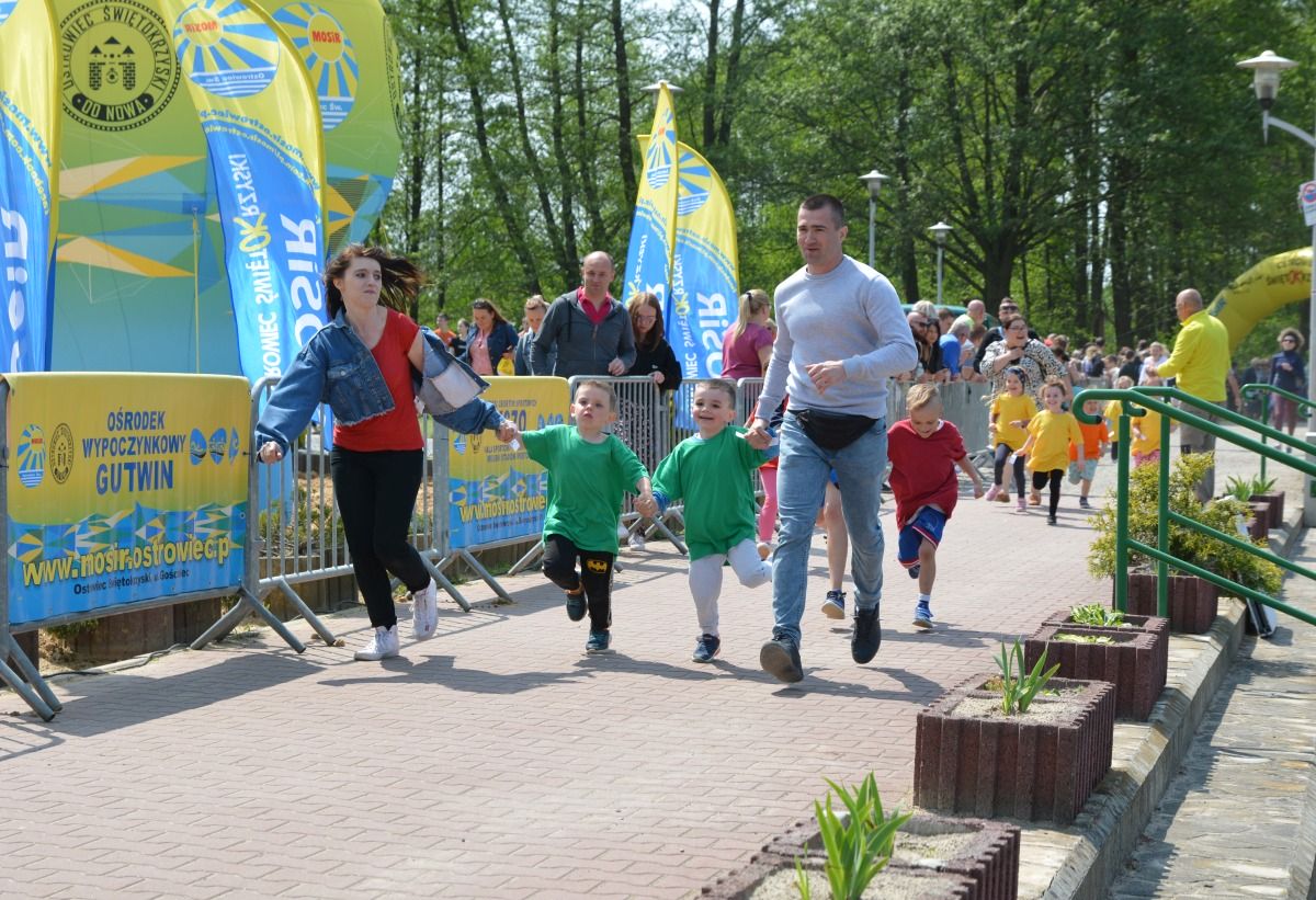 W Biegu Przedszkolaka najmłodsi biegali w towarzystwie rodziców.