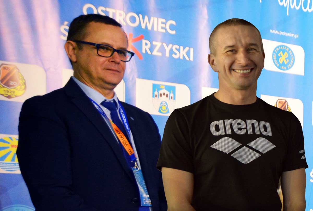 Zdjęcie przedstawiające Pawła Słomińskiego (z lewej) i Piotra Woźnickiego (z prawej) na tle ścianki podium na Pływalni Rawszczyzna.